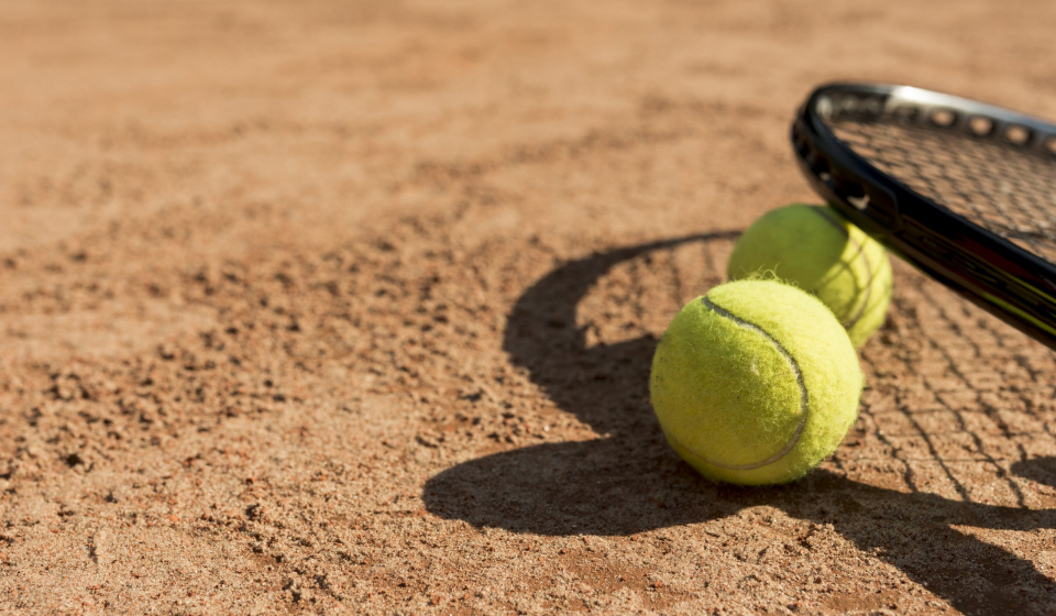 tennis-balls-black-racket